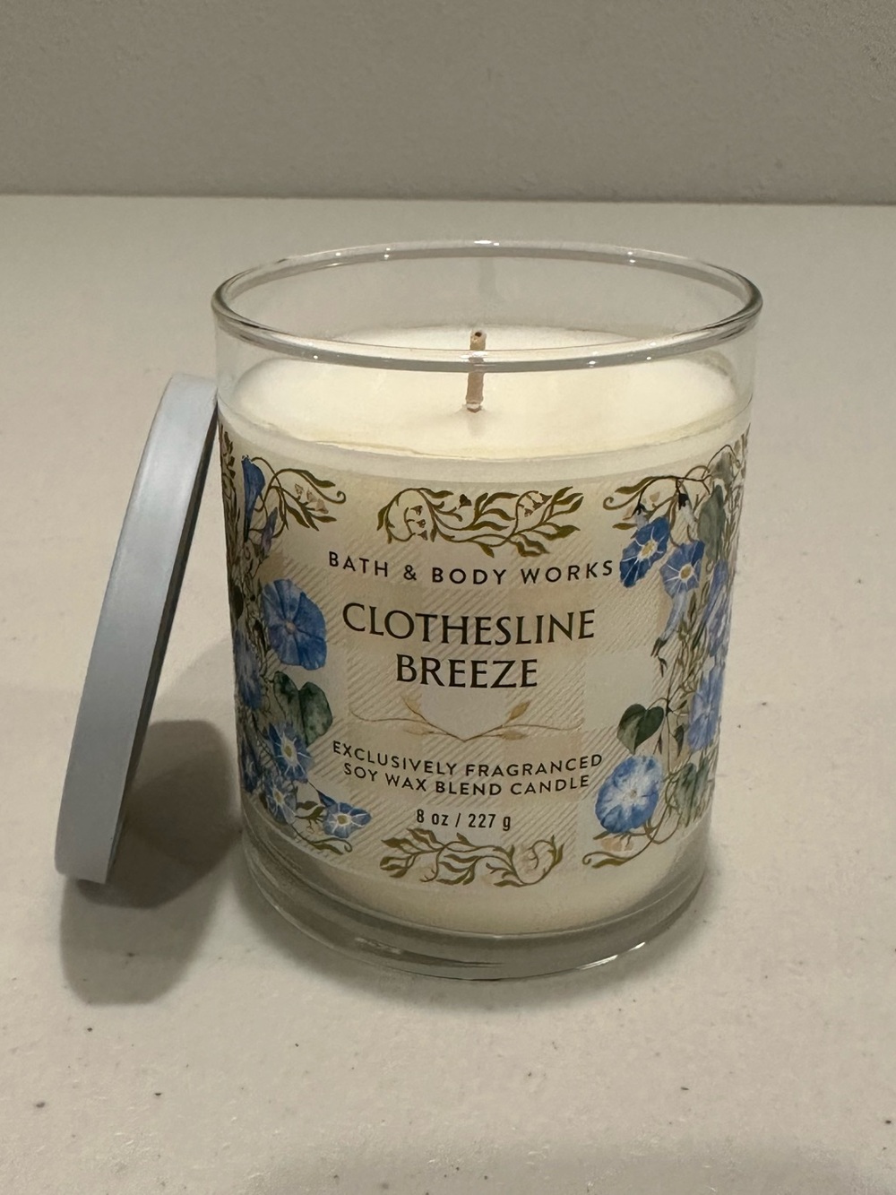 Bath & Body Works: 8 Oz Single-Wick Candle: Clothesline Breeze